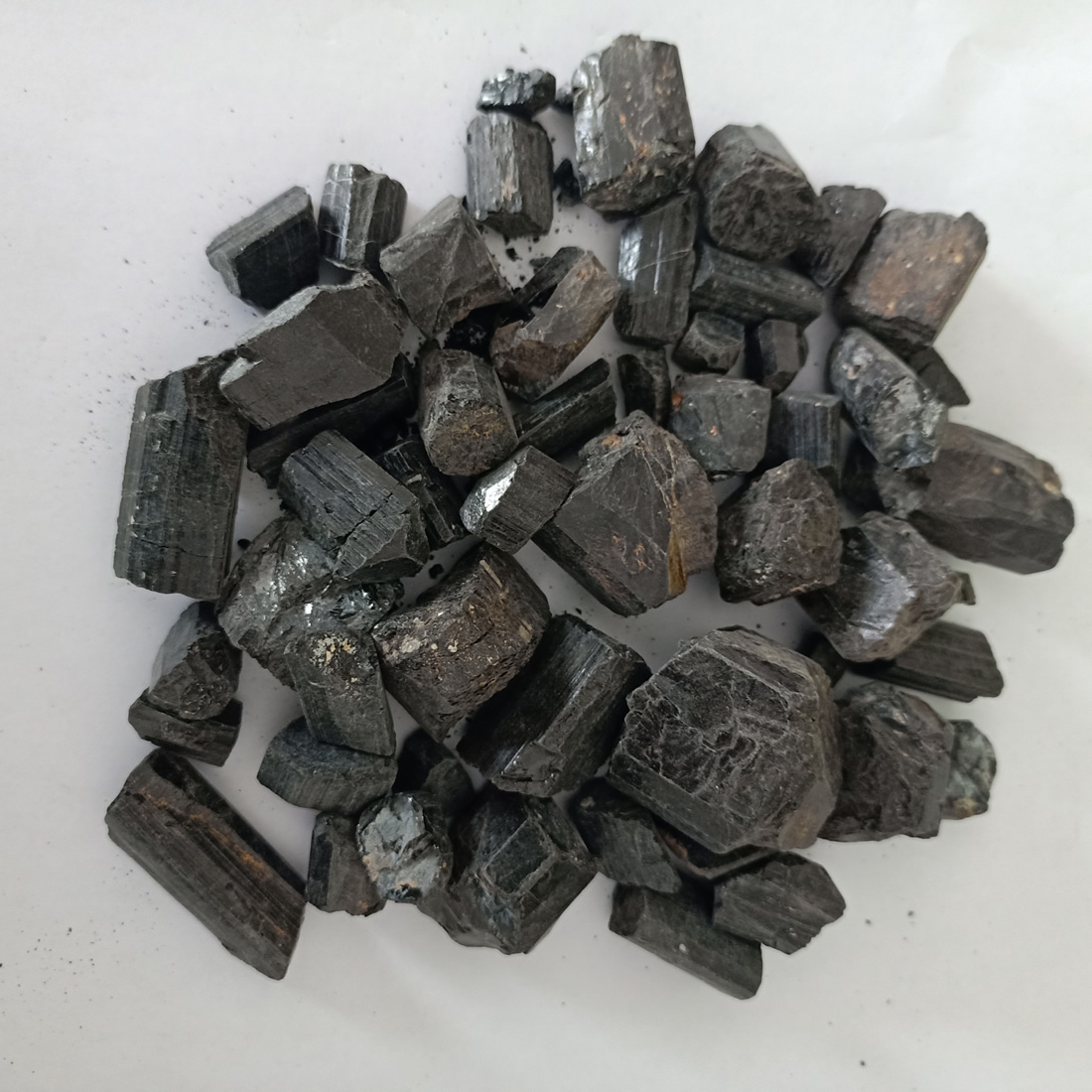 黑電氣石aphrizite/Schorl鐵電氣石，鐵鎂電氣石
